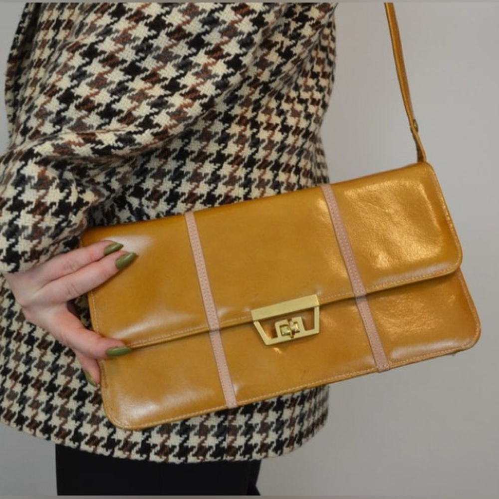 Patent Shoulder Bag Mustard Yellow Gold Twist Lock (vintage)